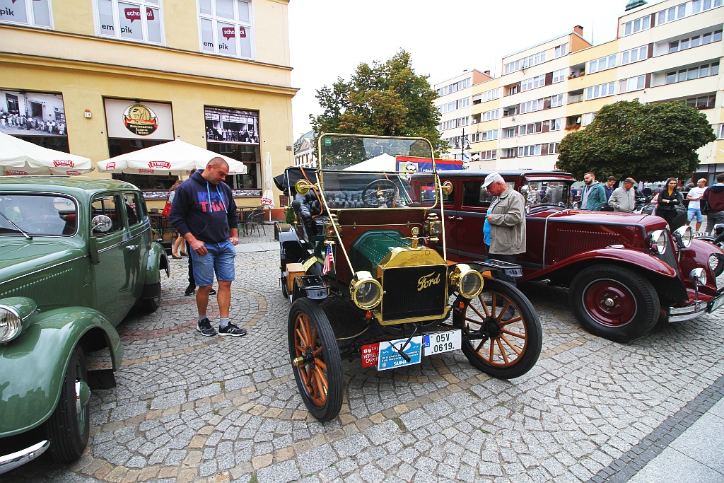Żywa historia motoryzacji zajechała na legnicki rynek
