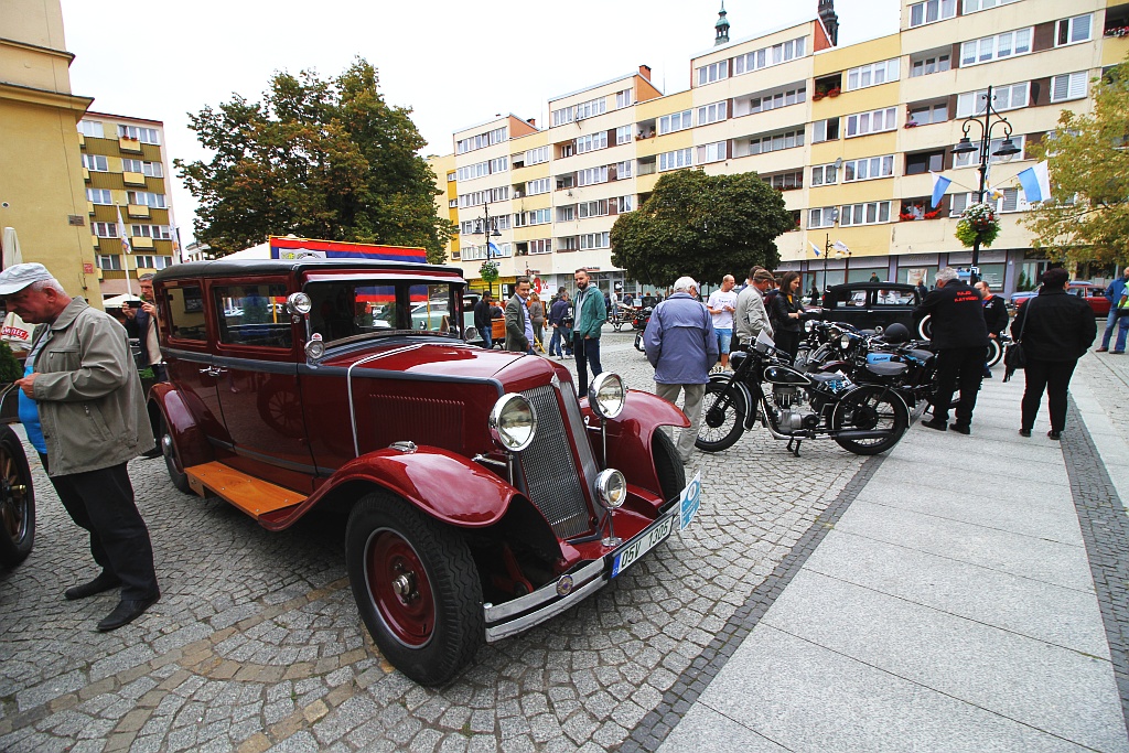 Żywa historia motoryzacji zajechała na legnicki rynek