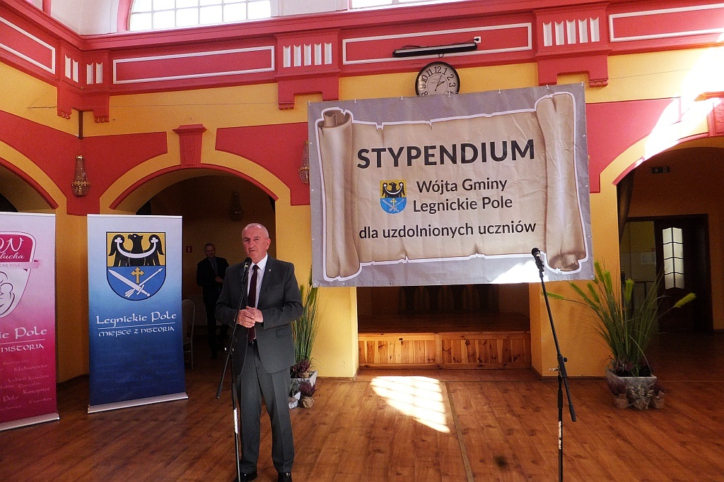 Wójt Henryk Babuśka wręczył stypendia gminnym prymusom