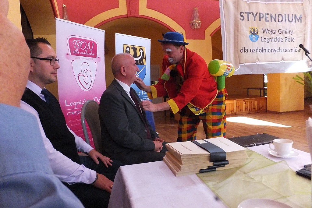 Wójt Henryk Babuśka wręczył stypendia gminnym prymusom