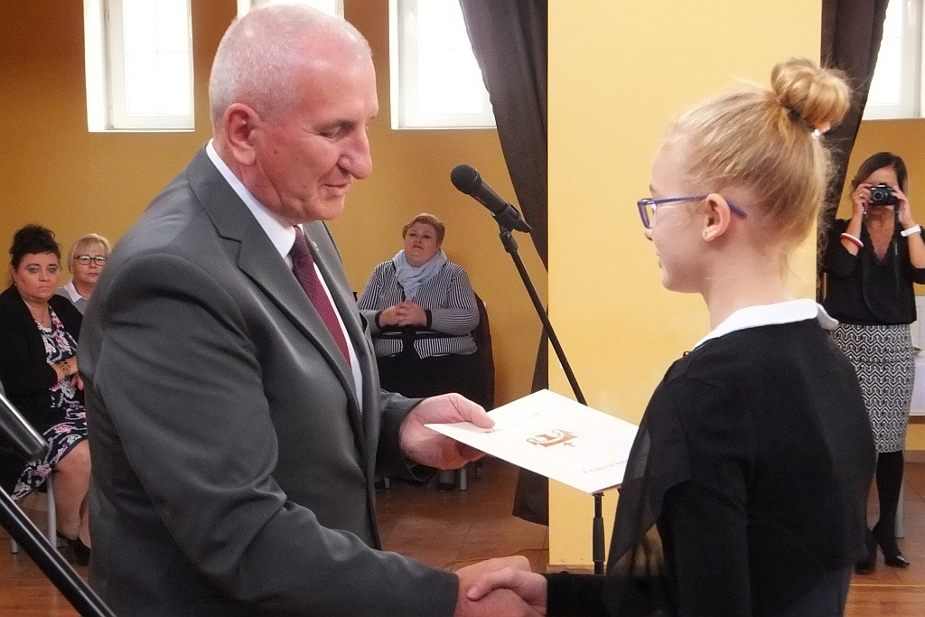 Wójt Henryk Babuśka wręczył stypendia gminnym prymusom