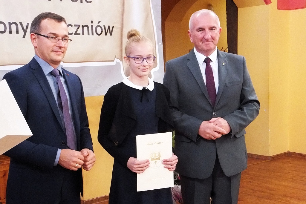 Wójt Henryk Babuśka wręczył stypendia gminnym prymusom