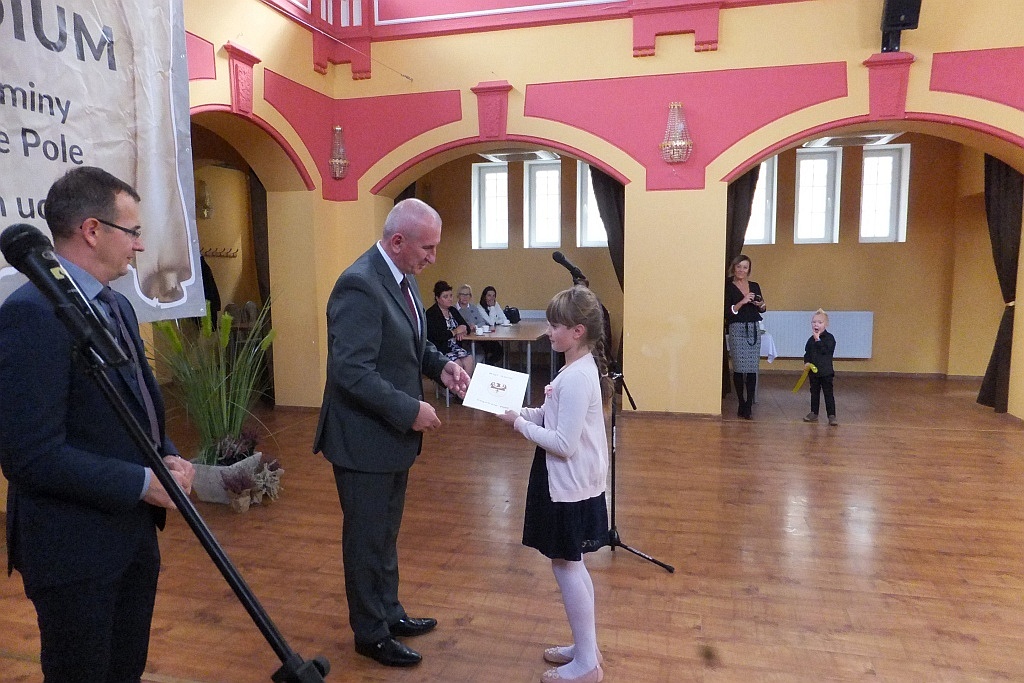 Wójt Henryk Babuśka wręczył stypendia gminnym prymusom