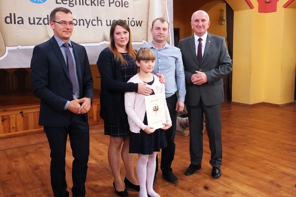 Wójt Henryk Babuśka wręczył stypendia gminnym prymusom
