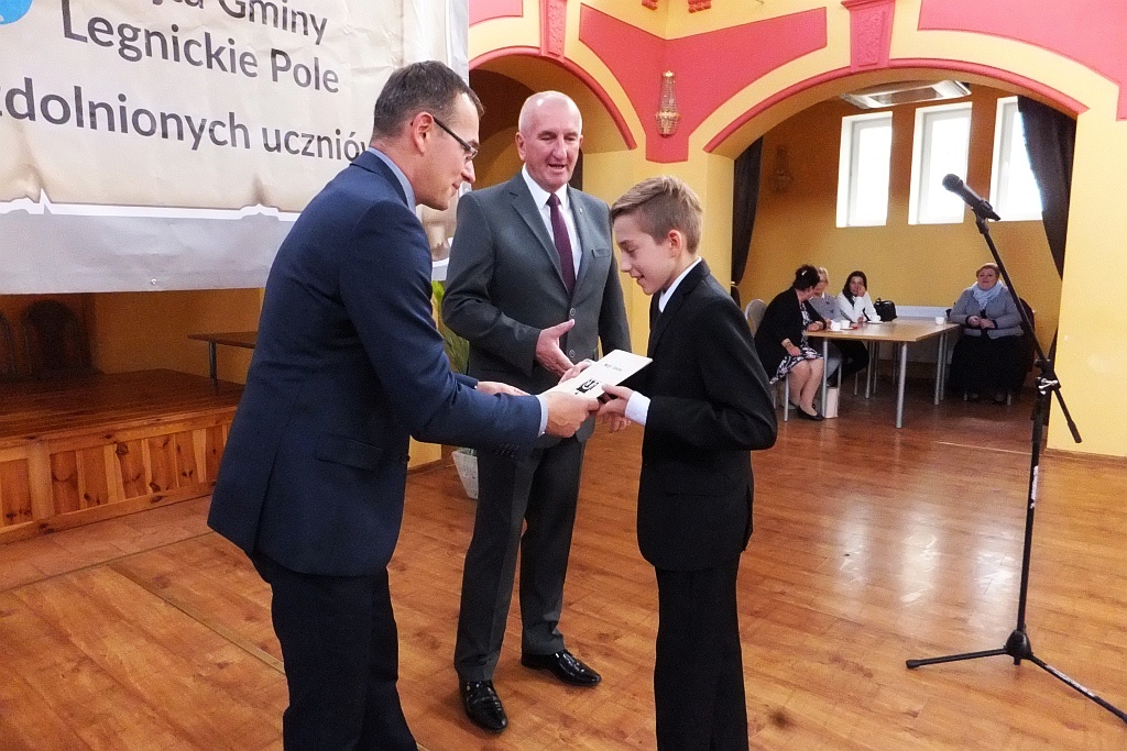 Wójt Henryk Babuśka wręczył stypendia gminnym prymusom