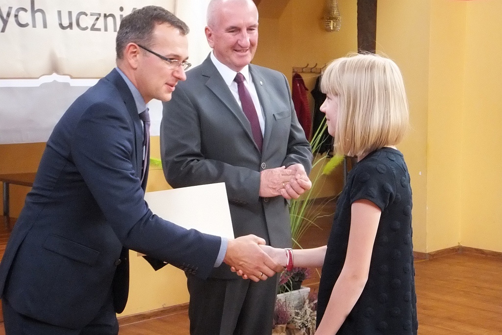 Wójt Henryk Babuśka wręczył stypendia gminnym prymusom