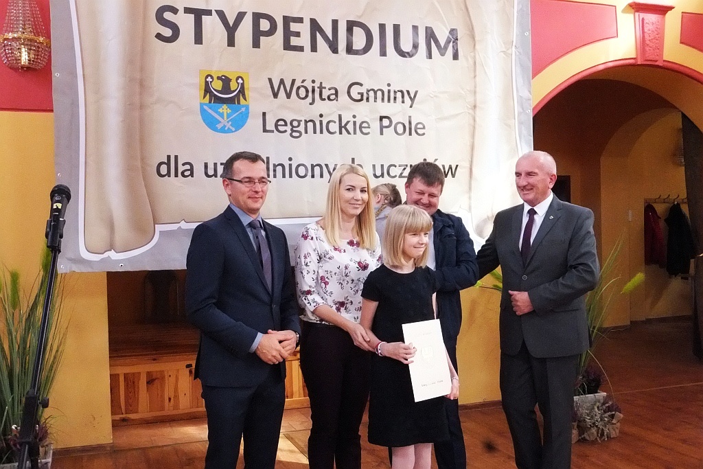 Wójt Henryk Babuśka wręczył stypendia gminnym prymusom