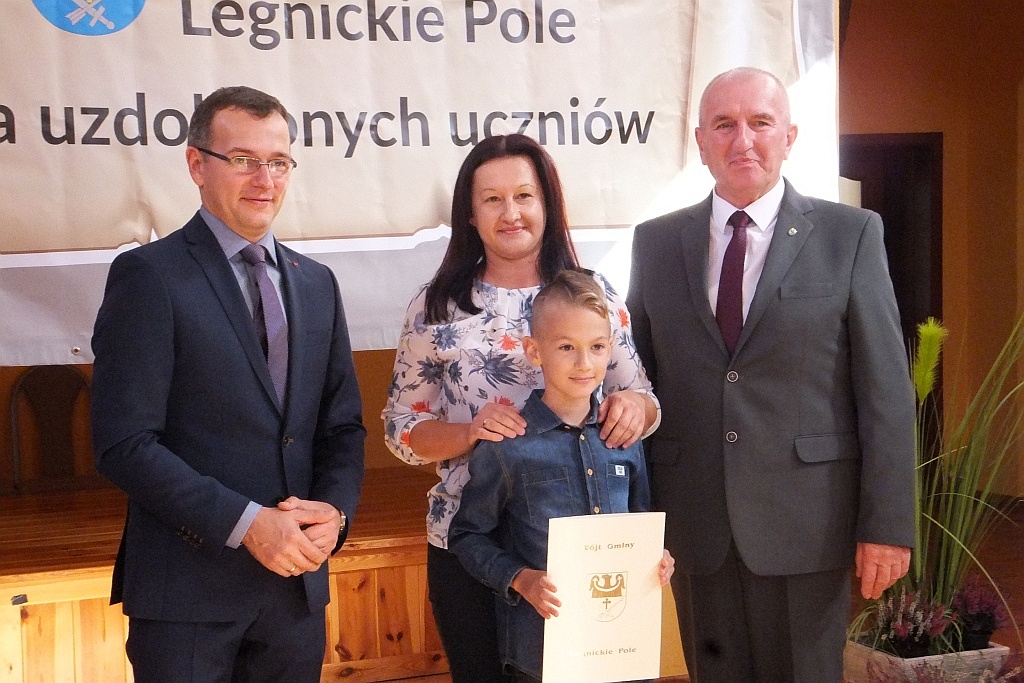 Wójt Henryk Babuśka wręczył stypendia gminnym prymusom
