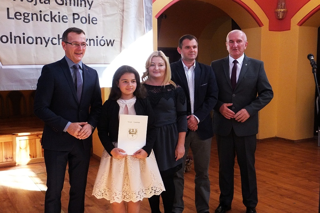 Wójt Henryk Babuśka wręczył stypendia gminnym prymusom