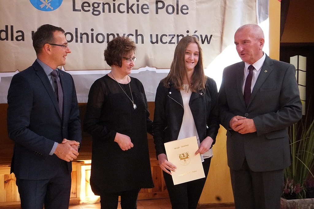 Wójt Henryk Babuśka wręczył stypendia gminnym prymusom