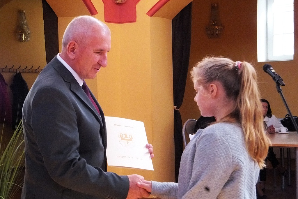 Wójt Henryk Babuśka wręczył stypendia gminnym prymusom
