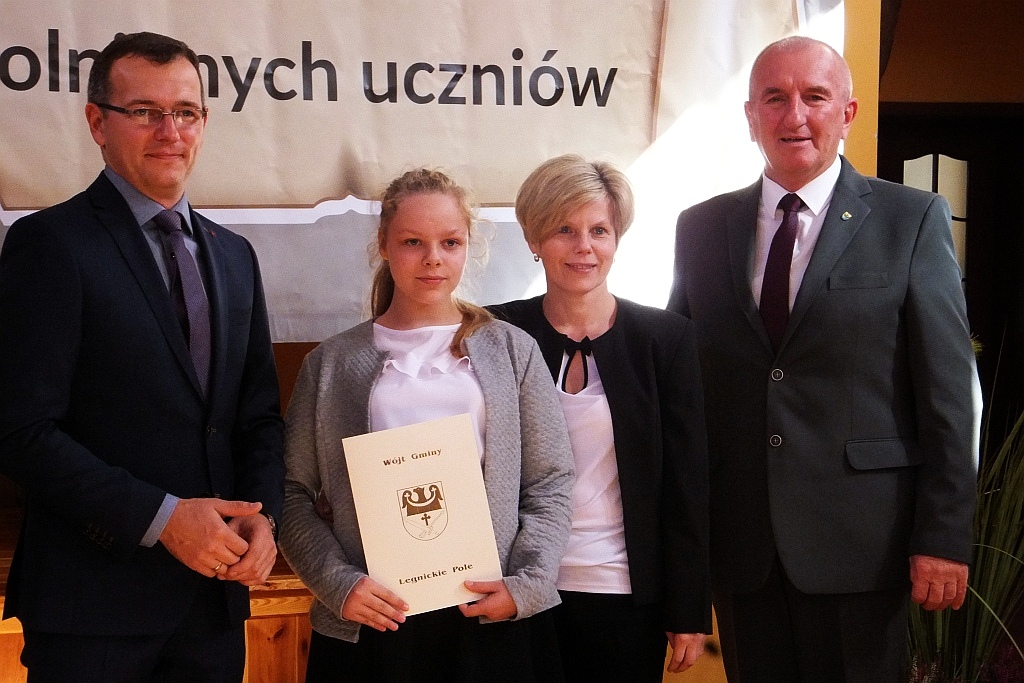 Wójt Henryk Babuśka wręczył stypendia gminnym prymusom