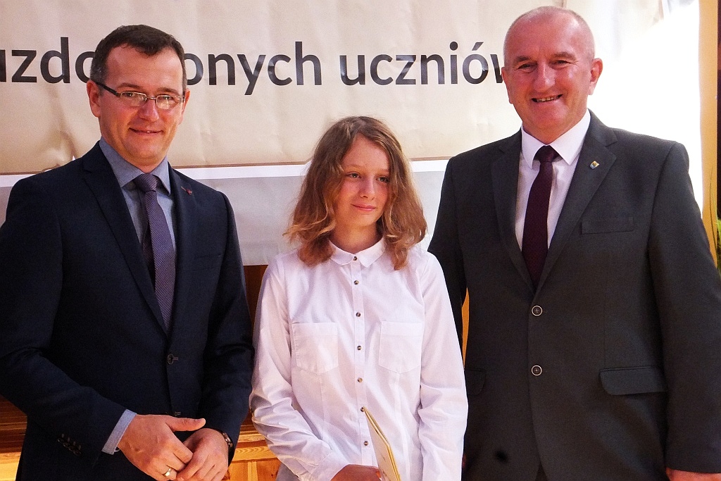 Wójt Henryk Babuśka wręczył stypendia gminnym prymusom