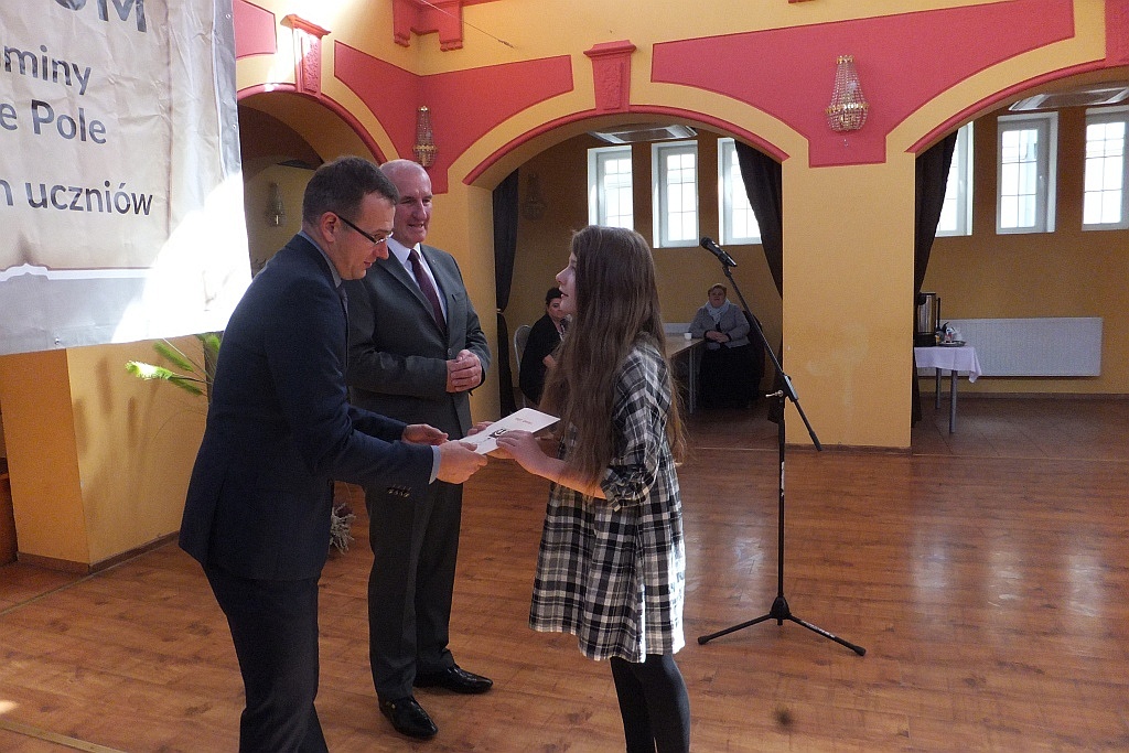 Wójt Henryk Babuśka wręczył stypendia gminnym prymusom
