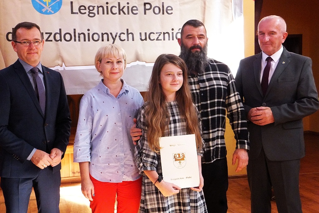 Wójt Henryk Babuśka wręczył stypendia gminnym prymusom