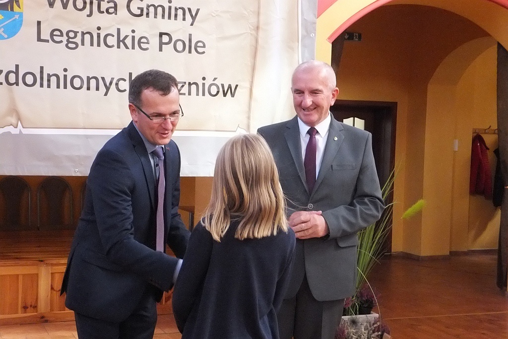 Wójt Henryk Babuśka wręczył stypendia gminnym prymusom