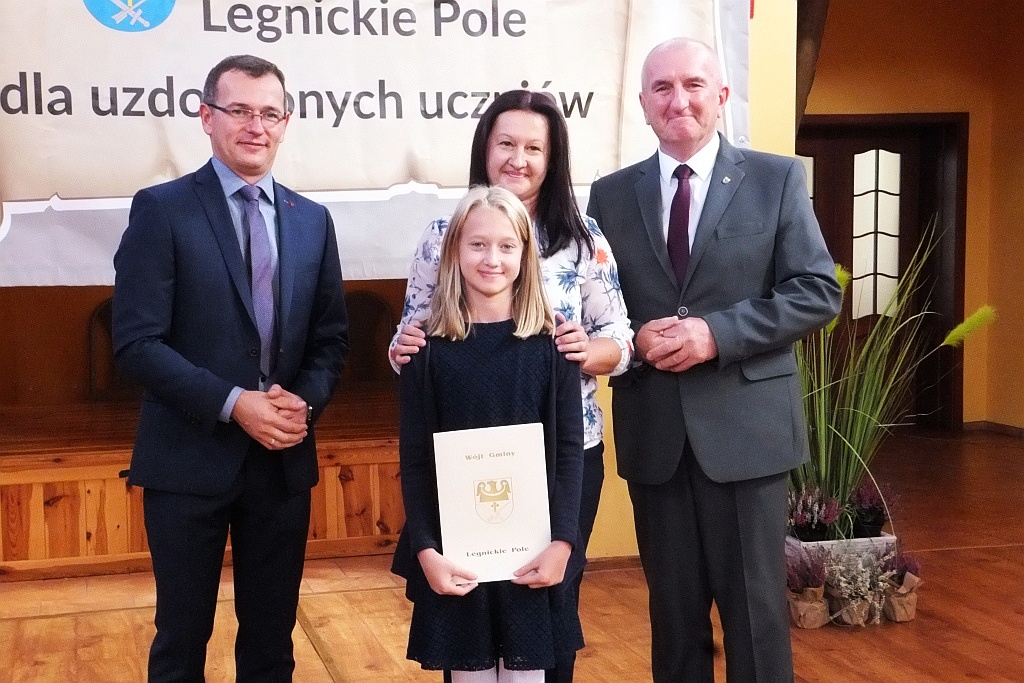 Wójt Henryk Babuśka wręczył stypendia gminnym prymusom