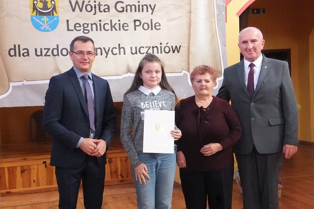 Wójt Henryk Babuśka wręczył stypendia gminnym prymusom