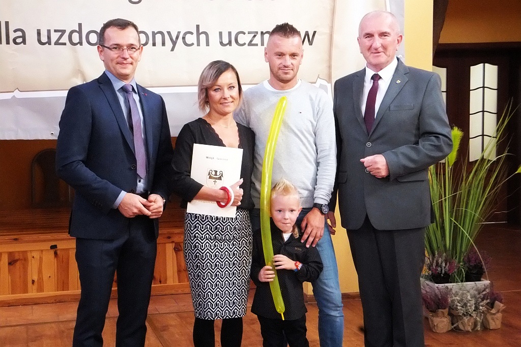 Wójt Henryk Babuśka wręczył stypendia gminnym prymusom
