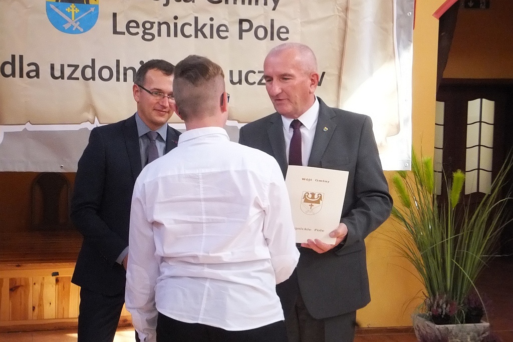 Wójt Henryk Babuśka wręczył stypendia gminnym prymusom