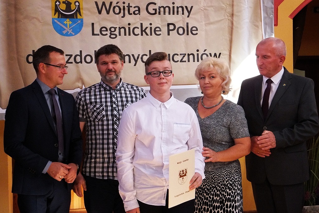 Wójt Henryk Babuśka wręczył stypendia gminnym prymusom