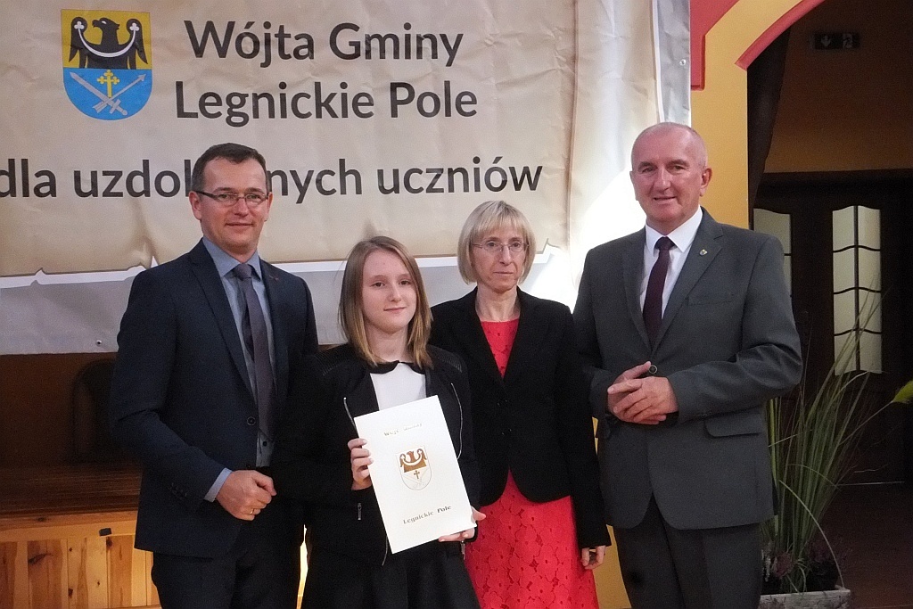 Wójt Henryk Babuśka wręczył stypendia gminnym prymusom