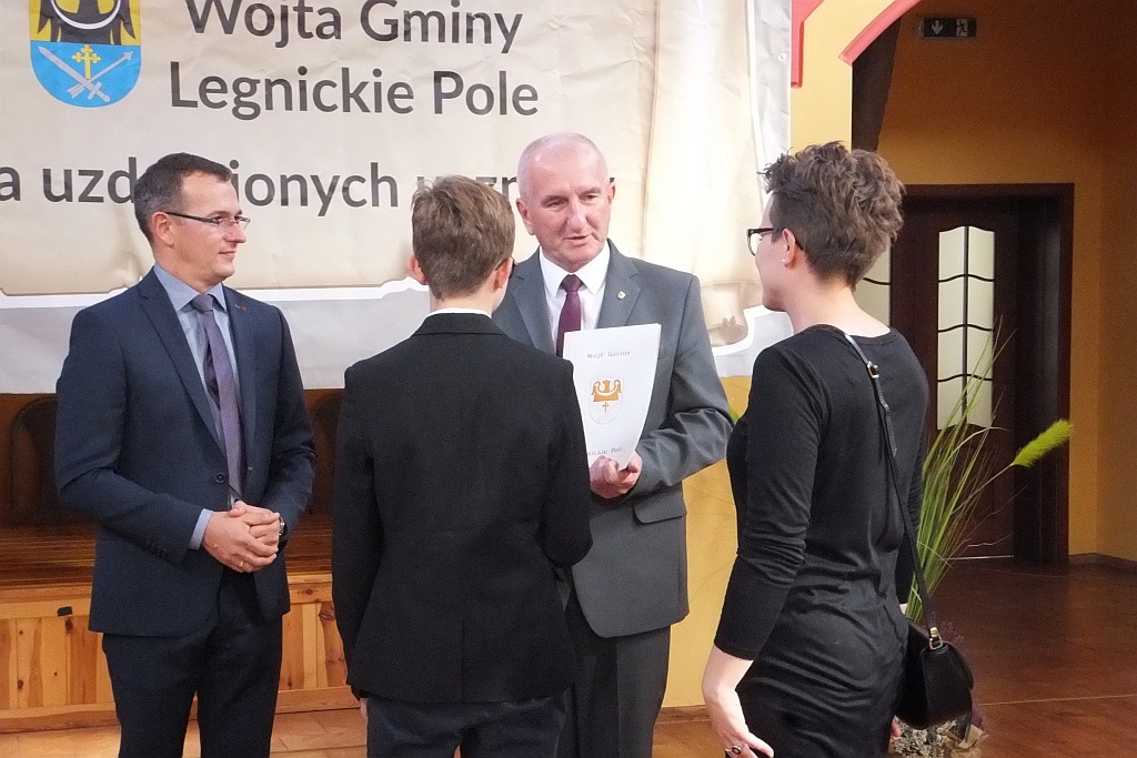 Wójt Henryk Babuśka wręczył stypendia gminnym prymusom