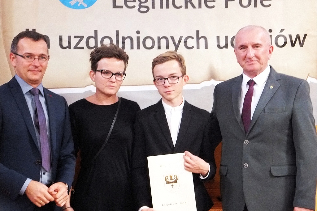 Wójt Henryk Babuśka wręczył stypendia gminnym prymusom