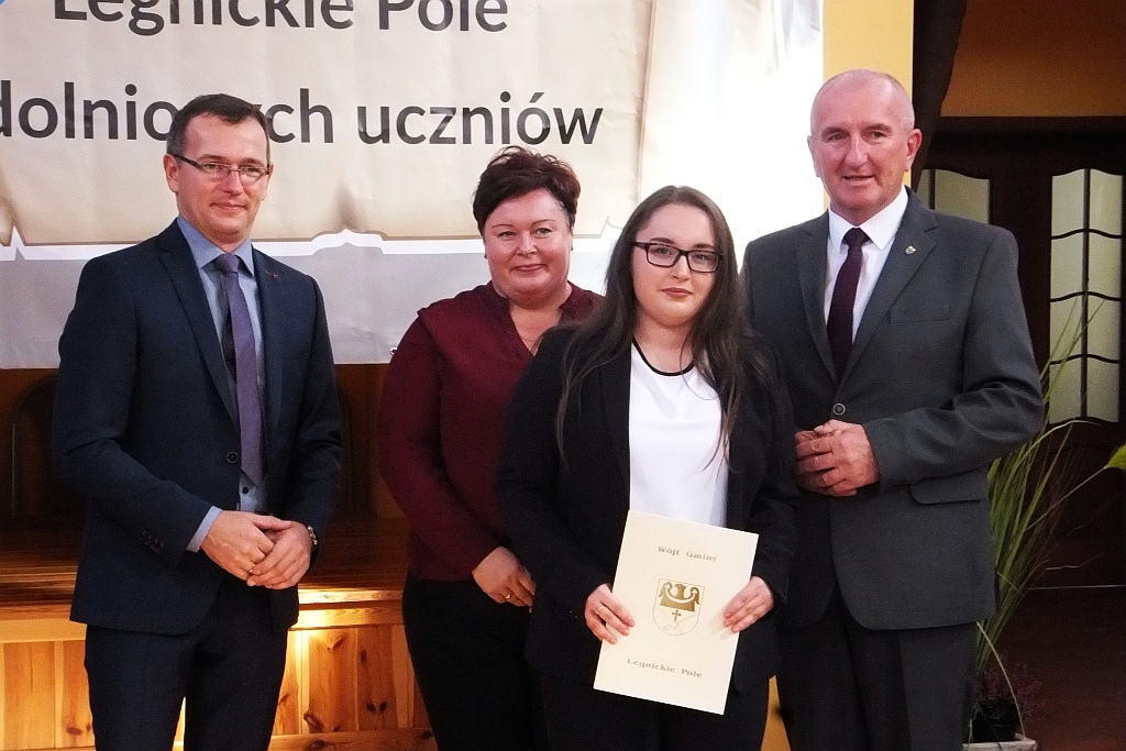 Wójt Henryk Babuśka wręczył stypendia gminnym prymusom