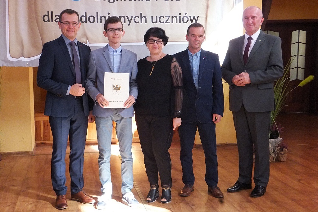 Wójt Henryk Babuśka wręczył stypendia gminnym prymusom