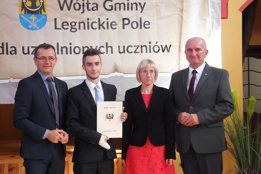 Wójt Henryk Babuśka wręczył stypendia gminnym prymusom