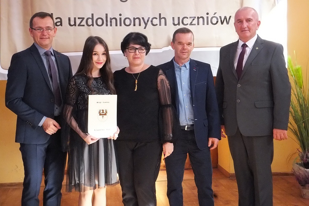 Wójt Henryk Babuśka wręczył stypendia gminnym prymusom