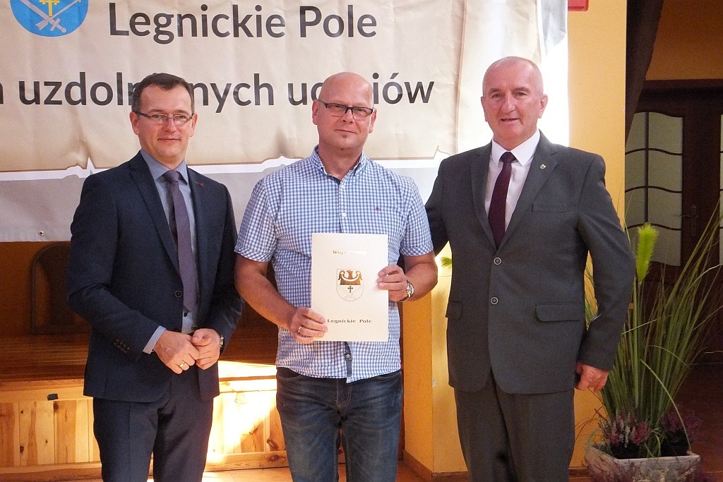 Wójt Henryk Babuśka wręczył stypendia gminnym prymusom