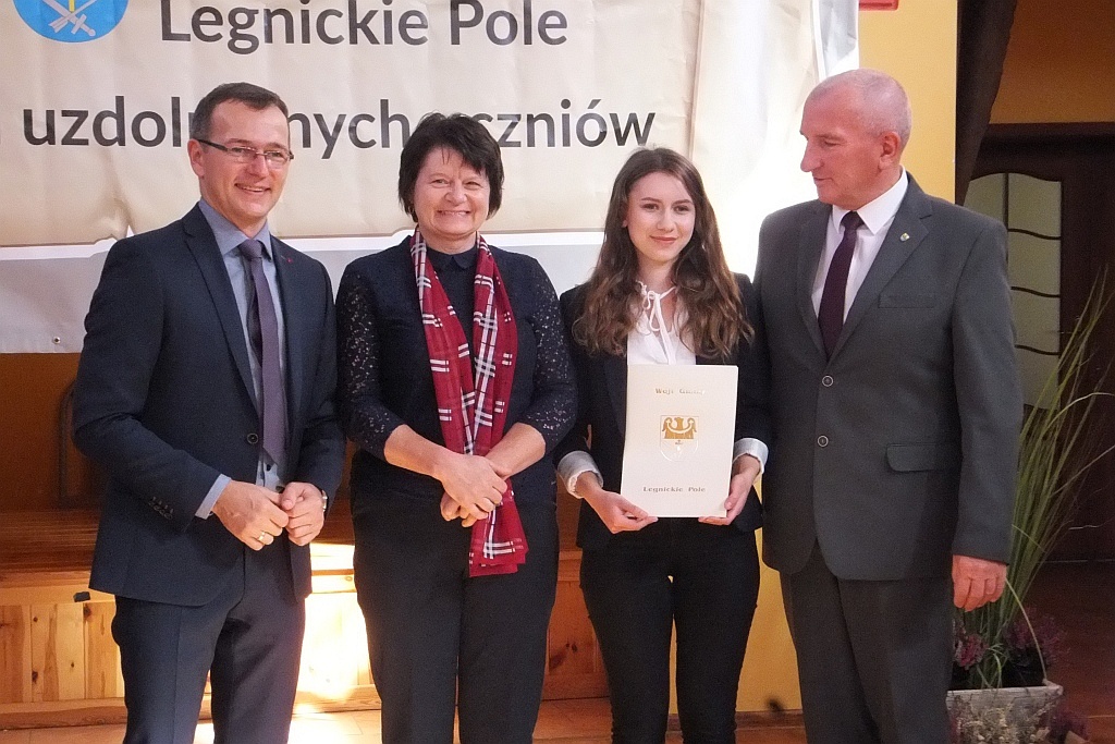 Wójt Henryk Babuśka wręczył stypendia gminnym prymusom
