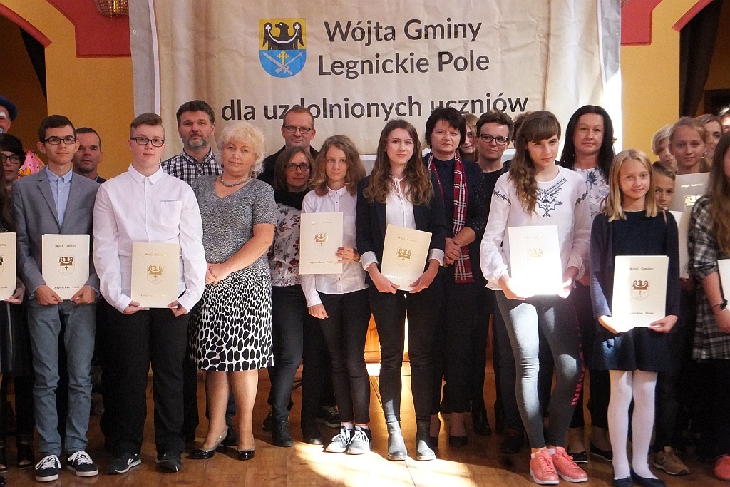 Wójt Henryk Babuśka wręczył stypendia gminnym prymusom