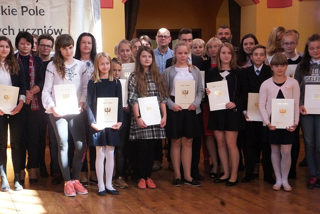 Wójt Henryk Babuśka wręczył stypendia gminnym prymusom