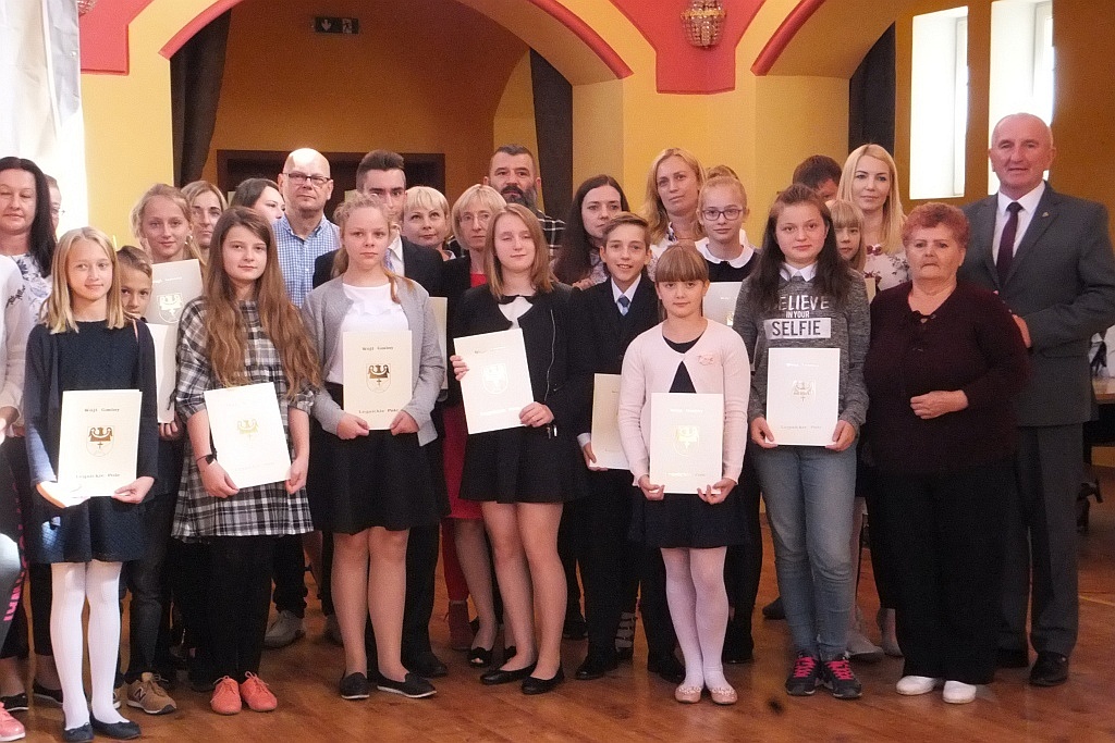 Wójt Henryk Babuśka wręczył stypendia gminnym prymusom