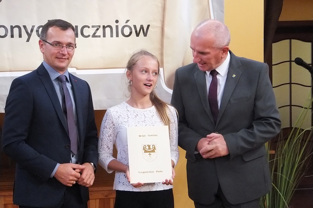 Wójt Henryk Babuśka wręczył stypendia gminnym prymusom
