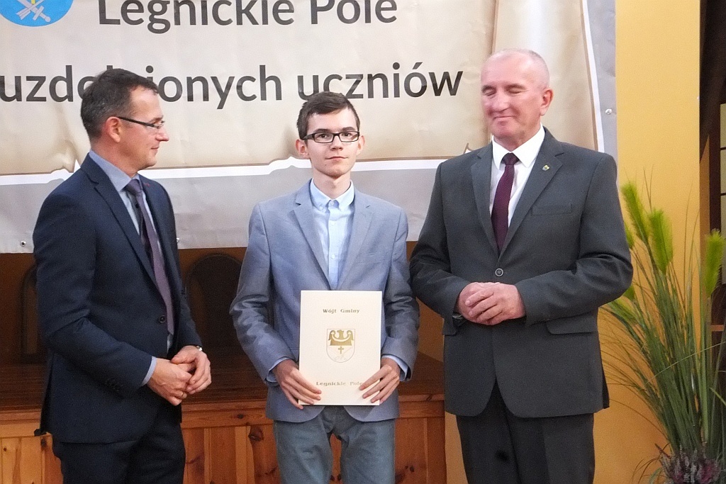 Wójt Henryk Babuśka wręczył stypendia gminnym prymusom