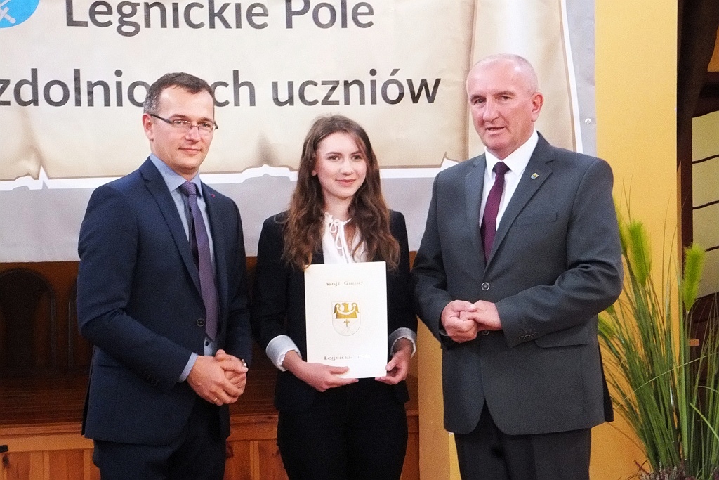 Wójt Henryk Babuśka wręczył stypendia gminnym prymusom