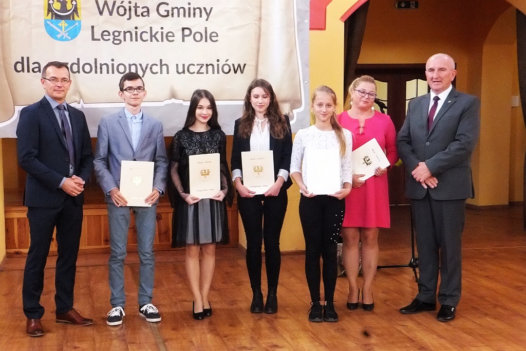 Wójt Henryk Babuśka wręczył stypendia gminnym prymusom