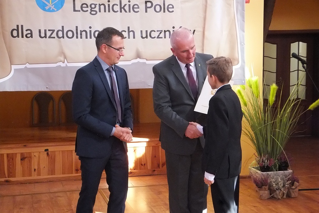 Wójt Henryk Babuśka wręczył stypendia gminnym prymusom