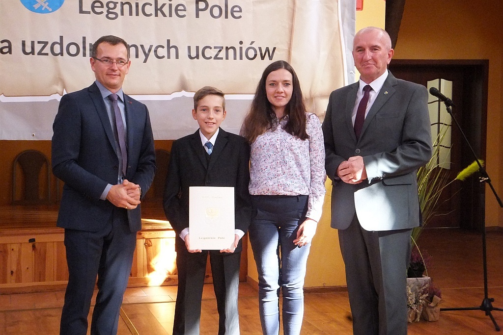 Wójt Henryk Babuśka wręczył stypendia gminnym prymusom