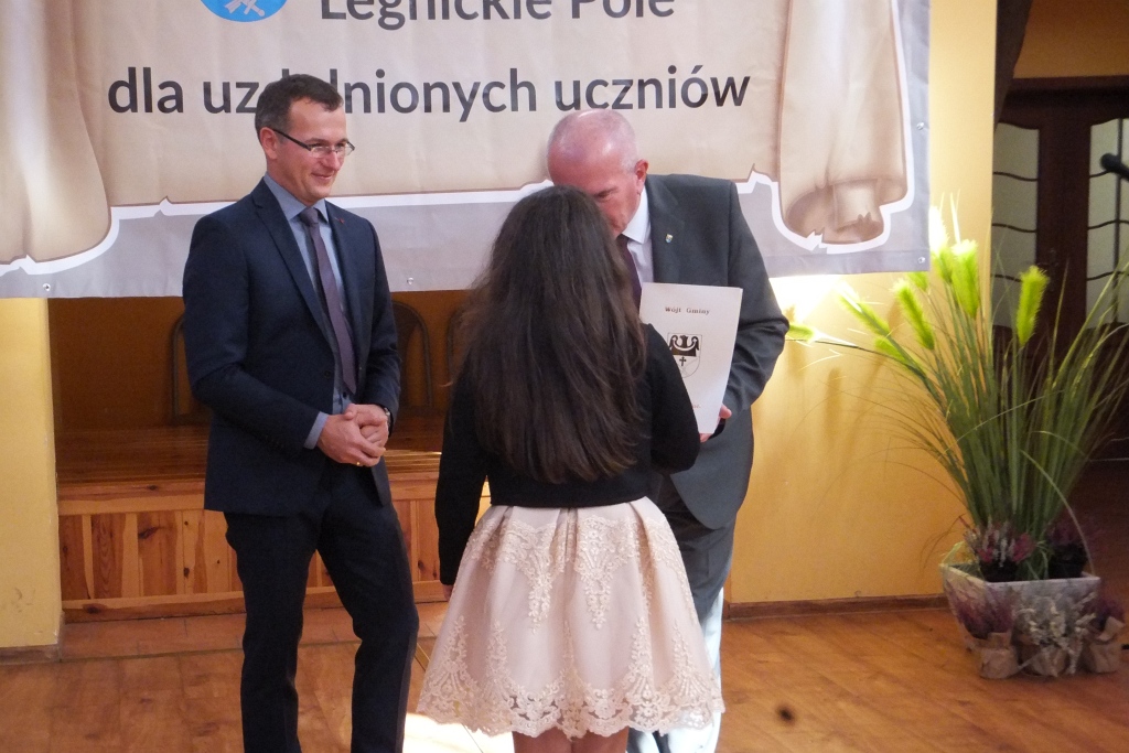 Wójt Henryk Babuśka wręczył stypendia gminnym prymusom