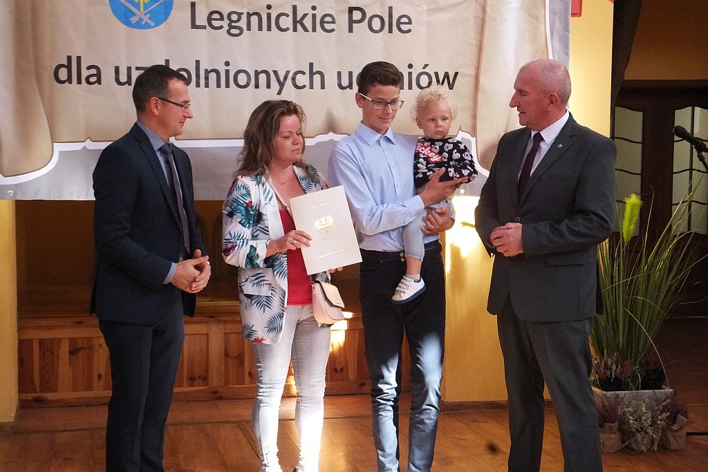 Wójt Henryk Babuśka wręczył stypendia gminnym prymusom