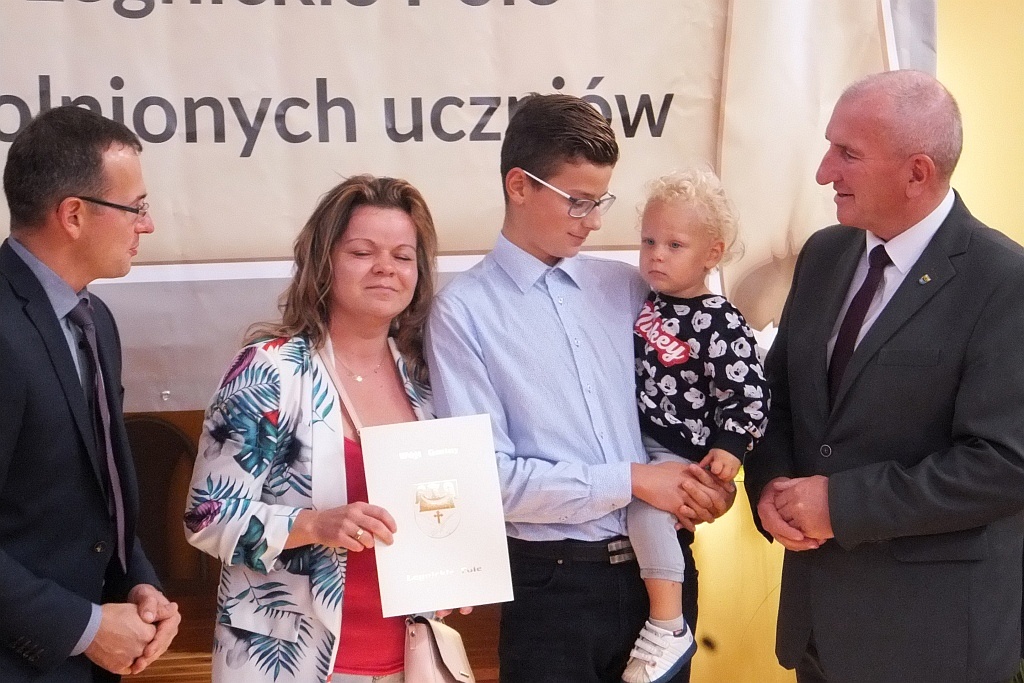 Wójt Henryk Babuśka wręczył stypendia gminnym prymusom