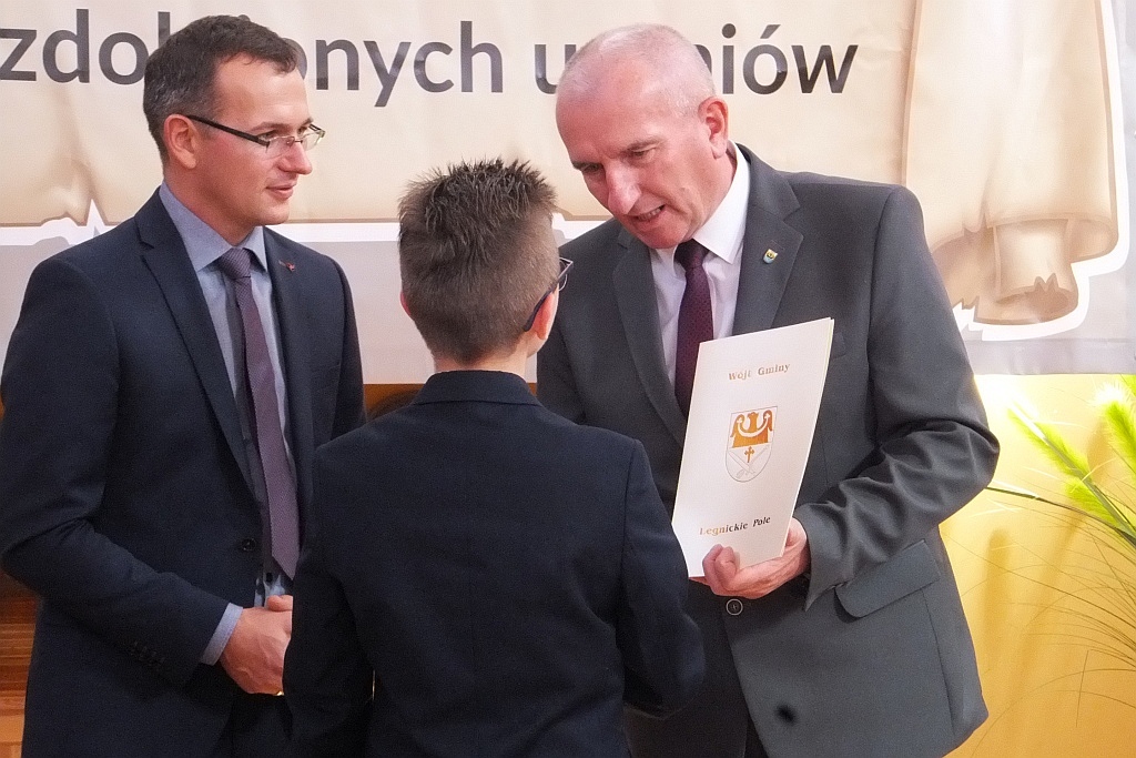 Wójt Henryk Babuśka wręczył stypendia gminnym prymusom