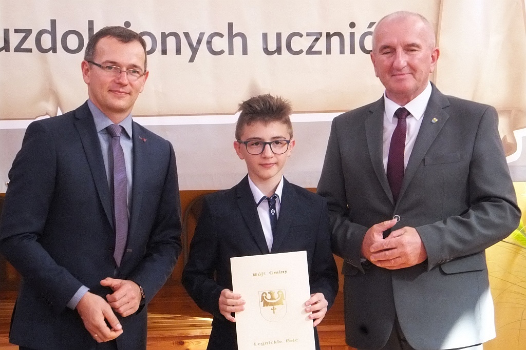 Wójt Henryk Babuśka wręczył stypendia gminnym prymusom