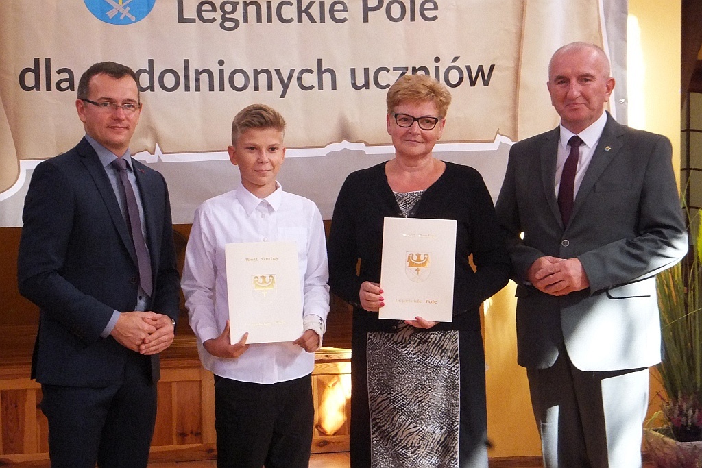 Wójt Henryk Babuśka wręczył stypendia gminnym prymusom
