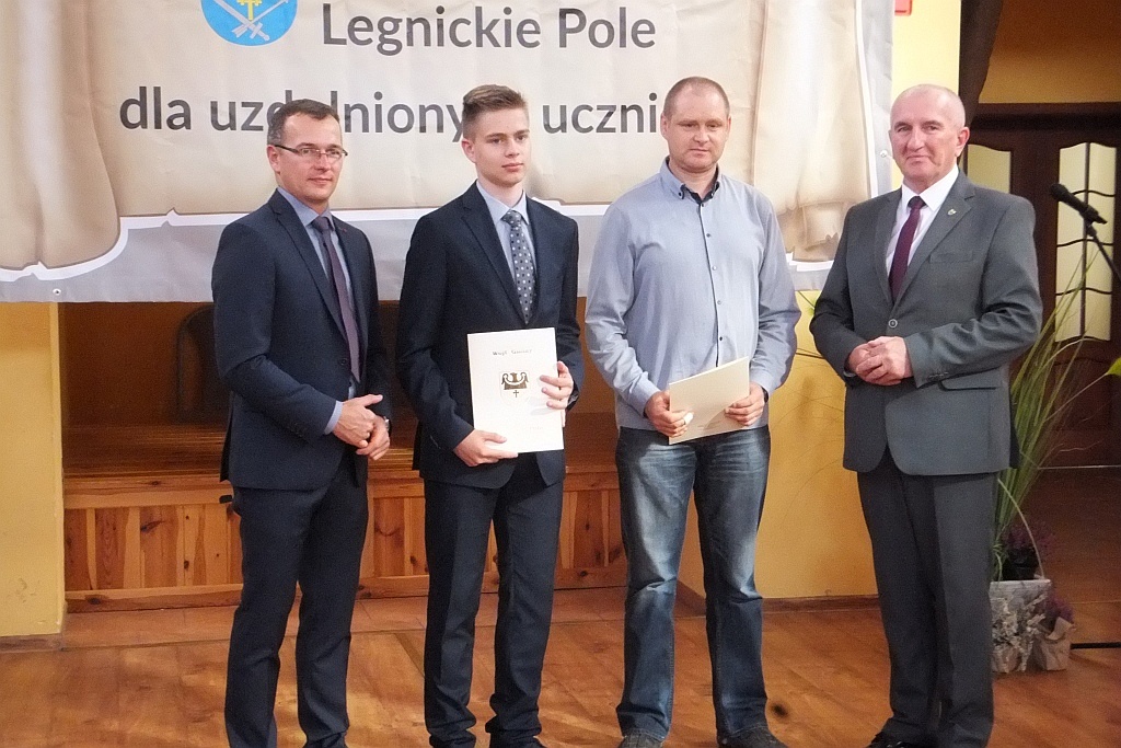 Wójt Henryk Babuśka wręczył stypendia gminnym prymusom